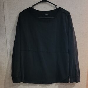 Classic Black Crewneck Sweater with Full-Length Sleeves